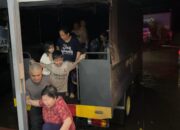 Polisi Evakuasi Korban Banjir di Palabuhanratu