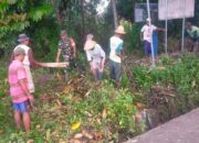 Bersama Warga, Babinsa Gogodeso Gotong Royong Bersihkan Lingkungan Dan Saluran Air