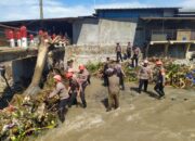 Pembersihan Puing dan Sampah di Jembatan Jingilus: Upaya Sat Brimob Polda Jabar Demi Kelancaran Akses Masyarakat