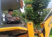 Kapolsek Tandun Matangkan Lahan Ketahanan Pangan Dengan Alat Berat