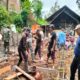 Sinergi Babinsa Kedung Banteng dan Masyarakat, Gotong Royong Bangun Rumah Warga