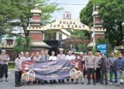Wakapolda Jabar Turun Langsung Berbagi Takjil Kepada Masyarakat Bersama Media