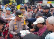 Pantau Posyan Kampung Rambutan, Kapolres Jaktim Bagikan Nasi Kotak