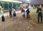 Pastikan Sholat Idul Fitri Nyaman, Babinsa Bersama Warga Desa Tlogo Bersihkan Lingkungan Masjid
