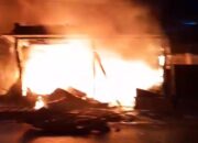 KEBAKARAN DI KELURAHAN PAJAR BULAN,SI JAGO MERAH KEMBALI MELAHAP RUMAH DI LAMBAR 