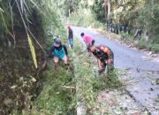 Minggu Bersih, Babinsa Ngadirenggo Bersama Warga Gotong Royong Bersihkan Lingkungan