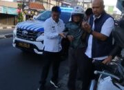 Wagub Jabar Menolong Pengendara Kecelakaan dalam Perjalanan ke Gedung Sate