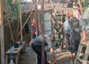 Sinergi TNI Bersama Rakyat, Babinsa Ampelgading Bantu Renovasi Rumah Warga