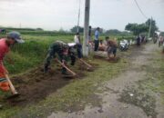 Eratkan Kebersamaan Warga, Babinsa Kaweron Gotong Royong Bersihkan Lingkungan