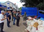 PUSLATPUR KODIKLATAD TNI AD Melakukan Penyemprotan Mikroba PA 63 PUSLATPUR Untuk Menghilangkan Bau dari Sampah di Pasar Induk Gedebage