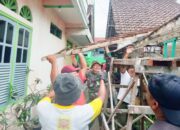 Kepedulian Bersama, Babinsa Beserta Masyarakat Kepanjenkidul Gotong Royong Perbaiki Atap Rumah Warga
