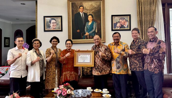 Ketum KONI Pusat Letjen TNI Purn Marciano Norman Berikan KONI Lifetime Achievement Award kepada Jenderal TNI Purn Wismoyo Arismunandar