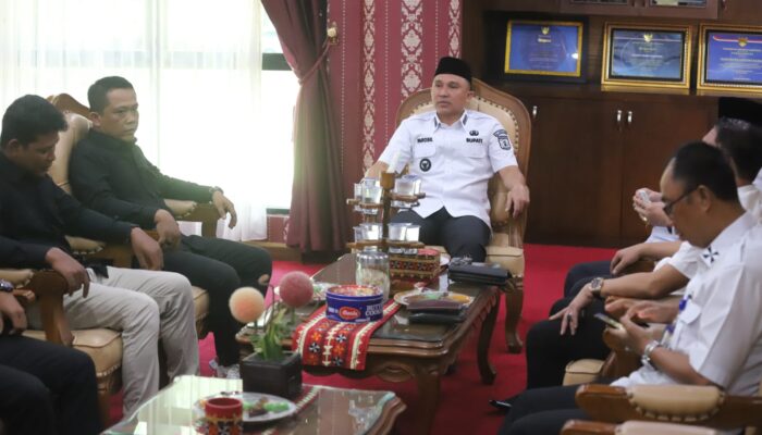 Parosil Mabsus Terima Pengembalian Sisa Dana Hibah Bawaslu Lampung Barat