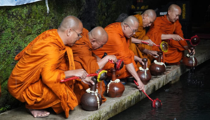 Rangkaian Waisak, Umat Buddha Jalani Ritual Umbul Jumprit