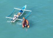 TIM SAR LAKUKAN PENCARIAN KORBAN TERSERET ARUS DI PANTAI KEDONGANAN