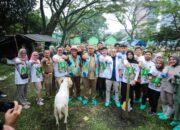 Pastikan Kesehatan dan Keamanan Konsumen, Farhan Tinjau Pemeriksaan Ante Mortem Hewan Kurban