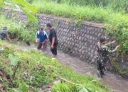 Gotong Royong Babinsa Klampok Dan Warga Bersihkan Sungai Untuk Cegah Banjir Dan Jaga Lingkungan