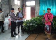 Bhabinkamtibmas Desa Karya Sari Dampingi Penyaluran Bibit Kakao Dalam Upaya Mendukung Ketahanan Pangan