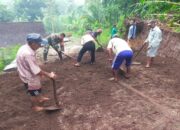 Minggu Bersih Babinsa Banjarsari Bersama Warga Gelar Kerja Bakti, Bersihkan Lingkungan Dan Akses Jalan Kampung