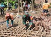 Babinsa Dan Warga Margomulyo Gotong Royong Pindahkan Rumah Ibu Sumini