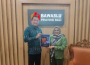 Ketua Bawaslu I Putu Agus Tirta Suguna Menerima Buku Kebebasan PERS Dalam Bayang – Bayang Keriminalisasi Oleh Netti Herrawati Sebagai Penulis Buku 