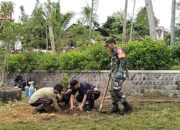 Muspika Bakung Gelar Kerja Bakti Bersih-Bersih Lingkungan Di Sekitar Monumen Trisula