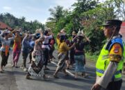 Bhabinkamtibmas Desa Sembung Gede dan Pecalang Amankan Kegiatan Upacara Ngaben
