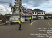 Urai kemacetan Personil Lalu Lintas Polsek Seltim Strong point di TAC Megati