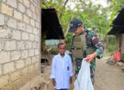 Bentuk Kepedulian, Satgas Yonif 131/Brajasakti Berikan Pakaian dan Sembako kepada Warga Perbatasan Papua