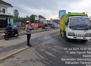 Srikandi Lalu Lintas Polres Tabanan Turun Tangan Atur Arus di Bajera, Antisipasi Macet Imbas Jalan Jebol