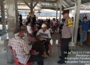 Bhabinkamtibmas Desa Penatahan Atensi Giat Posyandu ILP Di Wantilan Desa Penatahan