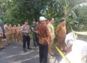 Bhabinkamtibmas Desa Tista Atensi Kunjungan Wakil Bupati Tabanan di Lokasi Jalan Jebol