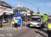 Cegah Kemacetan, Sinergi Polsek Selemadeg Alihkan Arus Akibat Jalan Jebol di Bajera