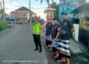 Bhabinkamtibmas Desa Bongan dan Pecalang Amankan Kegiatan Ngaben Warga Banjar Adat Bongan Kauh