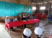 Selalu Hadir di Tengah Masyarakat Bhabinkamtibmas Desa Karyasari Dampingi Rapat di Desa Binaan