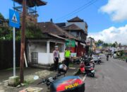 Antisipasi Kemacetan, Personil Polsek Pupuan Laksanakan Pengaturan Lalu Lintas Di Depan Pasar Pupuan