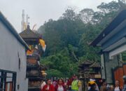 Bhabinkamtibmas Desa Candikuning amankan pelaksanaan Upacara piodalan di desa binaannya