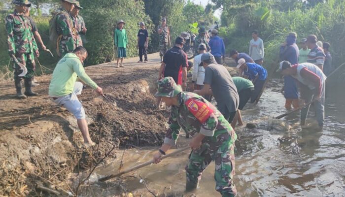 Jumat Bersih, Babinsa Birowo Bersama Warga Kerja Bakti Bersihkan Sungai Complang