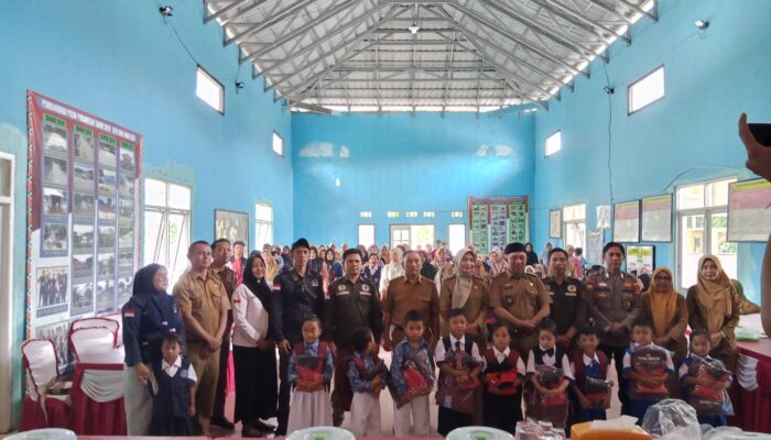 Pemerintah Pekon Pura Mekar Bagikan 106 Kaos Olahraga dan Tas untuk Anak TK