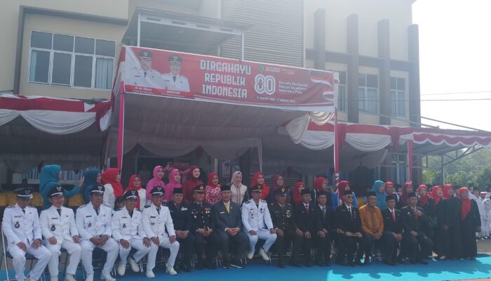 Upacara kenaikan sangsaka merah putih pada 17 Agustus 2025 di Kecamatan Babat Supat Kabupaten Musi Banyuasin Provinsi Sumatera Selatan berlangsung Khidmat
