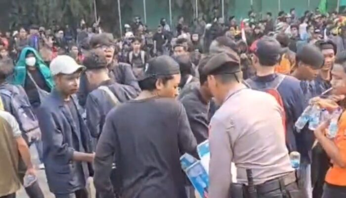 Polisi Tangani Pengamanan Unras Dengan Humanis, Bagikan Air Pada Massa Aksi Unjuk Rasa di Gedung MPR/DPR RI