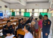 BIDDOKKES POLDA BALI BERIKAN PELAYANAN KESEHATAN BAGI PENGUNGSI KORBAN BANJIR DI SDN 12 PEMECUTAN DENPASAR
