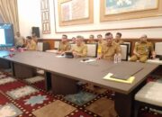 Wali Kota Tangerang Selatan H. Benyamin Davnie didampingi Wakil Wali Kota Pilar Saga Ichsan, Sekretaris Daerah, serta jajaran Kepala Organisasi Perangkat Daerah (OPD) menggelar Konferensi Pers