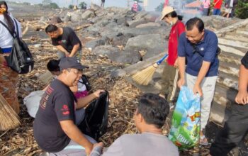 Yayasan Ananta Ajak Generasi Muda Bersihkan Pantai Padang Galak, Anak Agung Gede Dalem Pemayun Turut Hadir