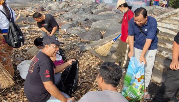 Yayasan Ananta Ajak Generasi Muda Bersihkan Pantai Padang Galak, Anak Agung Gede Dalem Pemayun Turut Hadir