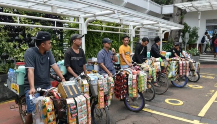 Berbagi Kebahagiaan, Wapres Berikan Kebutuhan Pokok bagi Pedagang Kopi Keliling