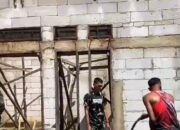 Satgas Pamtas Kewilayahan RI-PNG Yonif 763/SBA Gotong Royong Bersama Masyarakat Bantu Membangun Rumah Warga Binaan