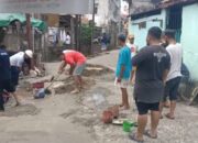Fenomena Langka: Warga lorong Cempedak Lemabang Bergotong royong Memperbaiki Jalan Rusak.