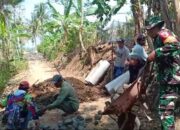 Bersama Warga Binaan, Serka Rusmono Kerja Bakti Merabat Jalan Penghubung Antar Desa