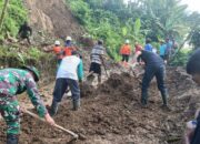 Gerak Cepat Babinsa Bersama Warga Bersihkan Material Longsor, Jalan Penghubung antar Dusun Kembali Terbuka
